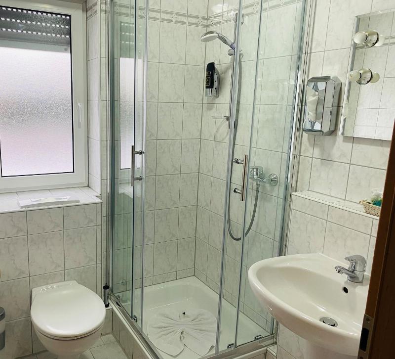 Standard Single Room image 3