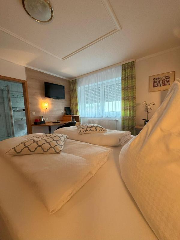 Deluxe Double Room image 3