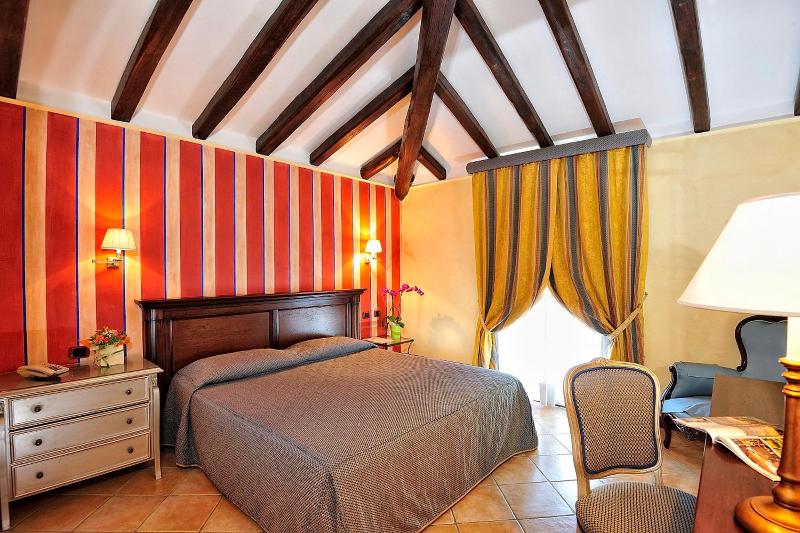 Double Room with Pool View image 3