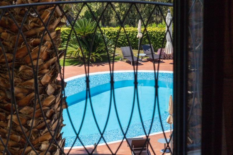 Double Room with Pool View image 2