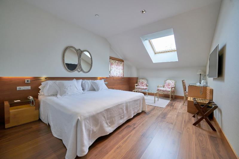 Deluxe Dormer Room image 1