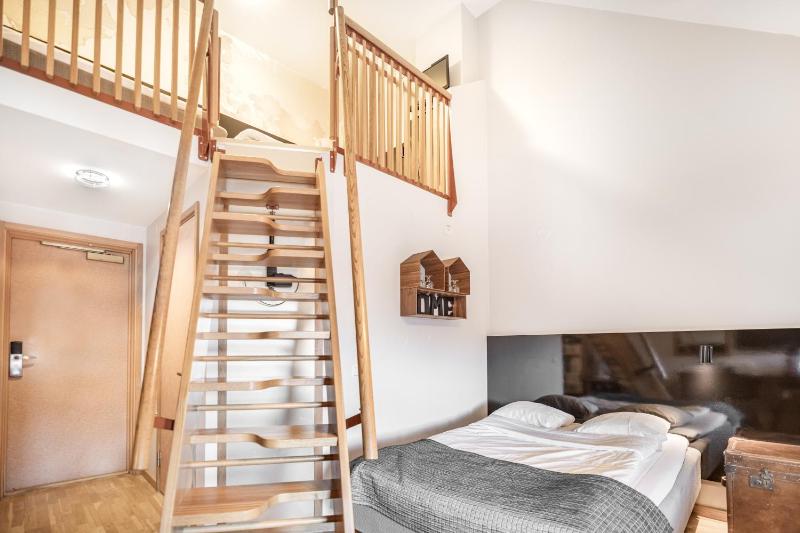 Family Room with Four Single Beds - Loft image 3