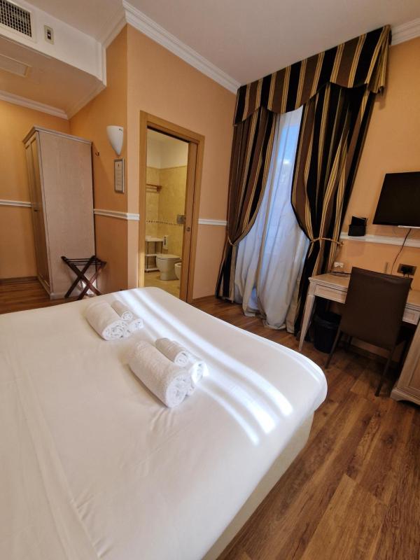 Double or Twin Room image 3