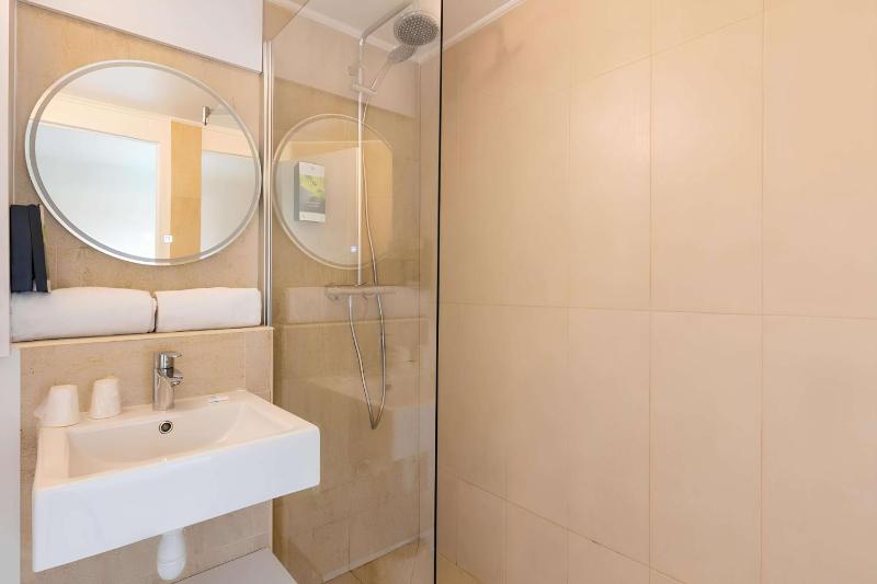 Standard Twin Room image 4