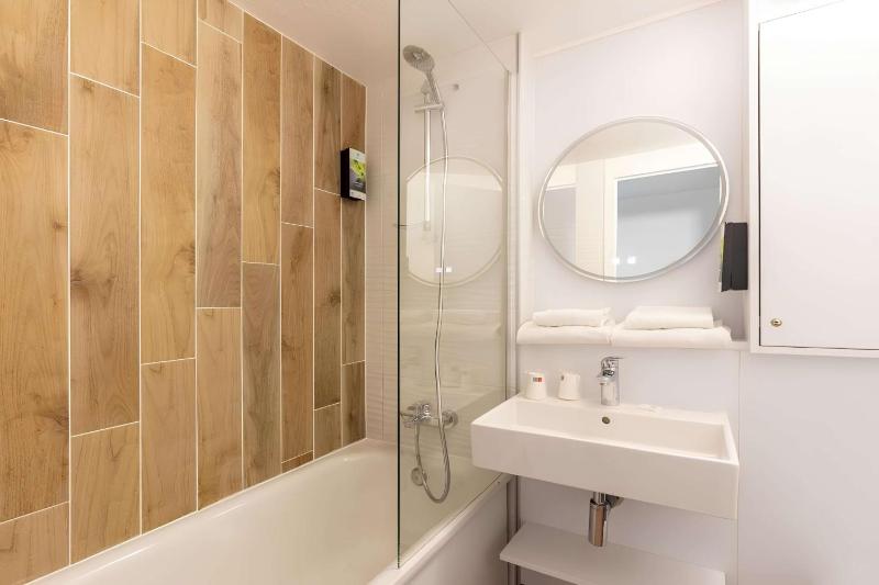 Standard Queen Room image 4