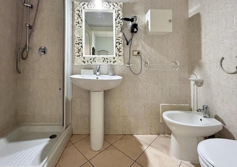 Standard Double Room image 3