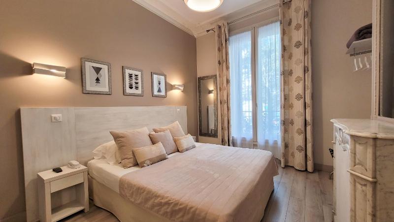 Double Room with City View image 1
