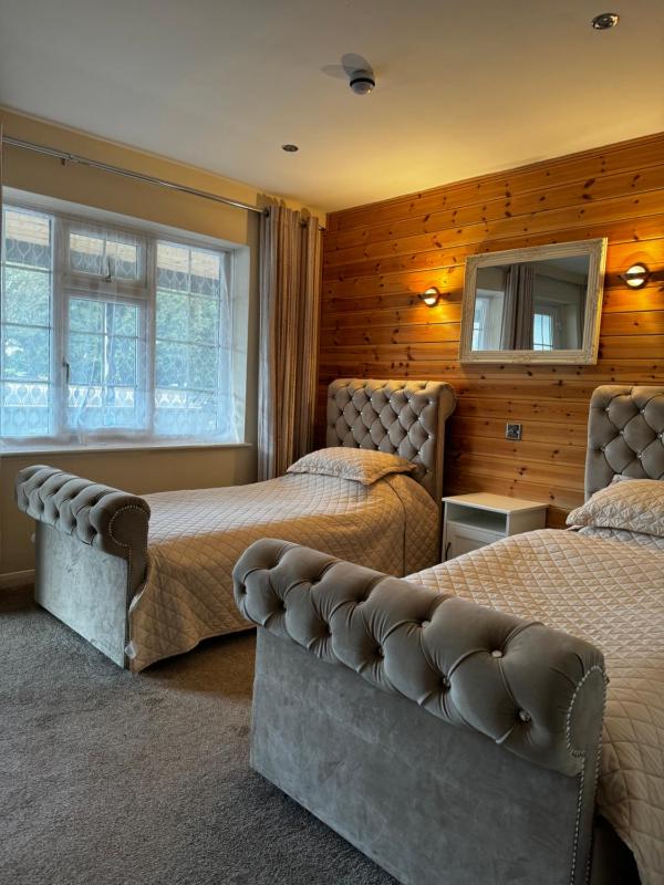 Twin Room image 3