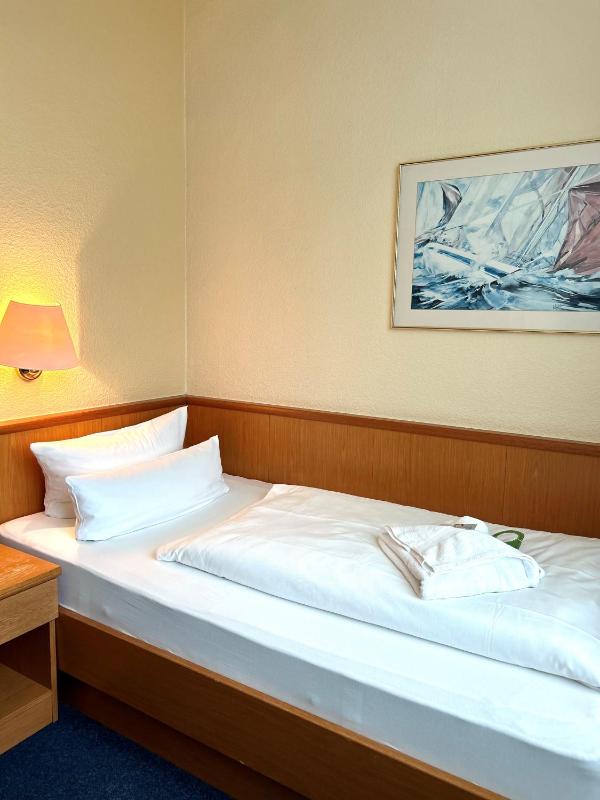Standard Single Room image 3