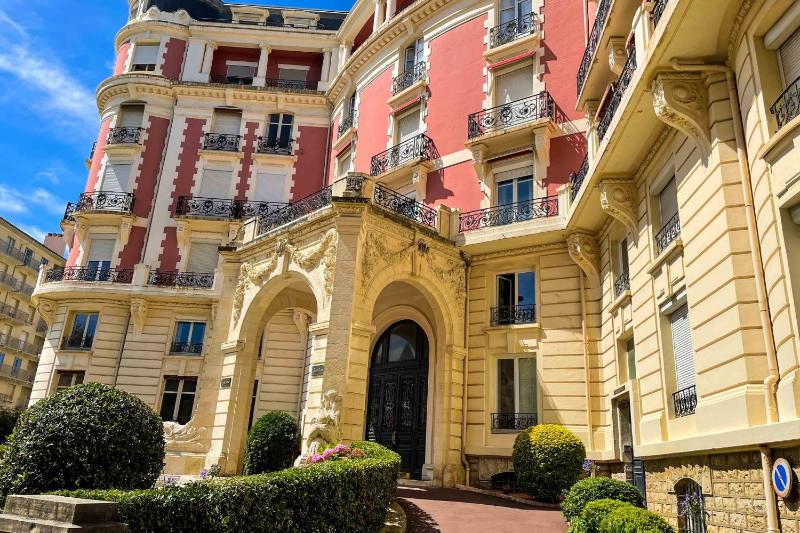 IMPERIAL Apartment in the center of Biarritz close to the beach - image 4