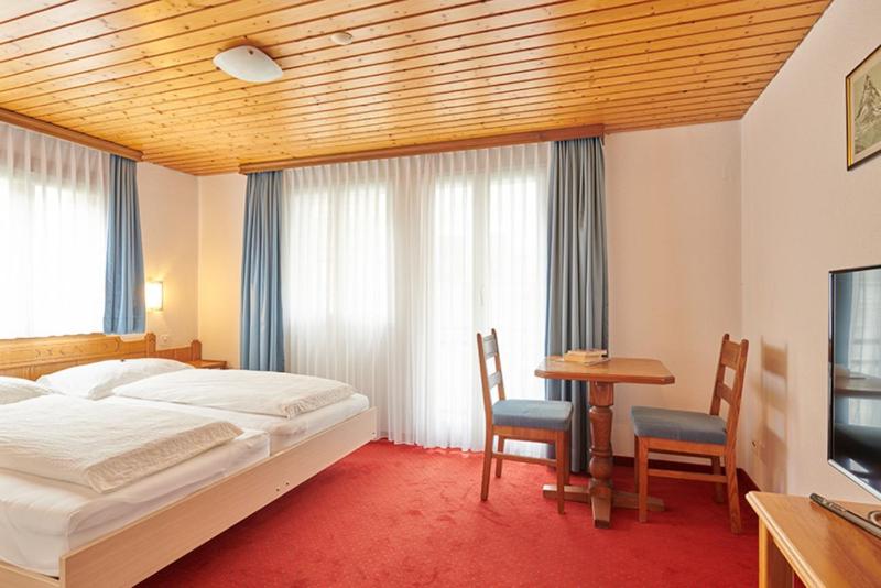 Twin Room image 3