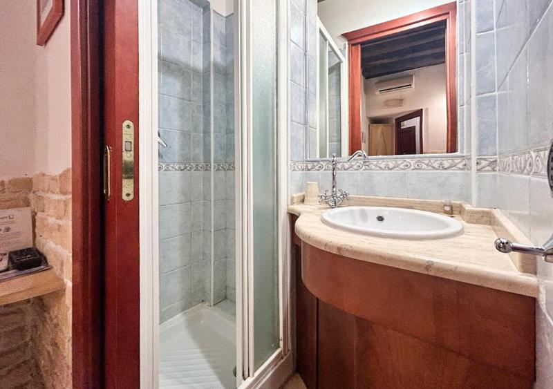 Standard Single Room image 3