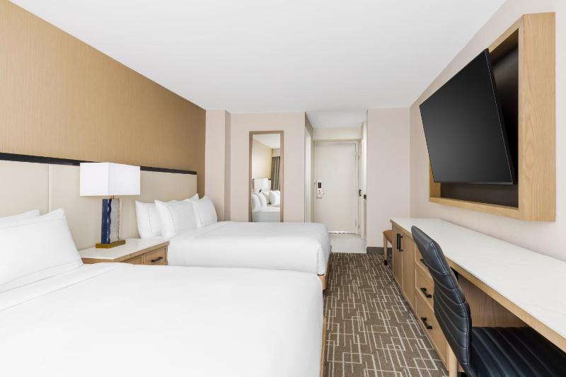 Double Room with Two Double Beds - Mobility Access Tub/Non-Smoking image 2