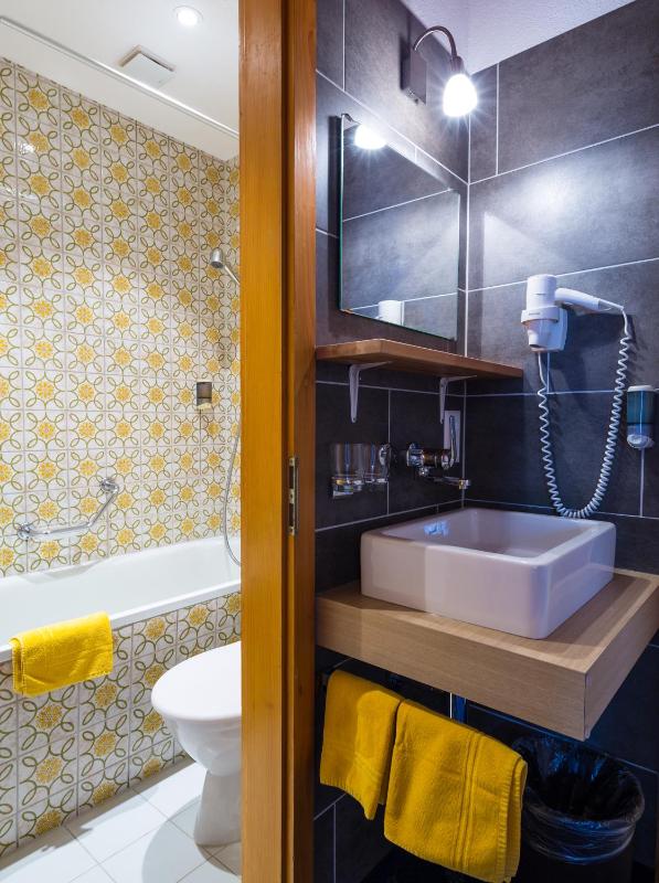 Double Room with Balcony and Mountain View image 4