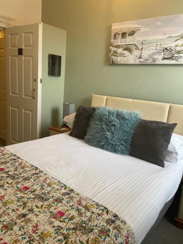 Double Room with Private Bathroom image 1
