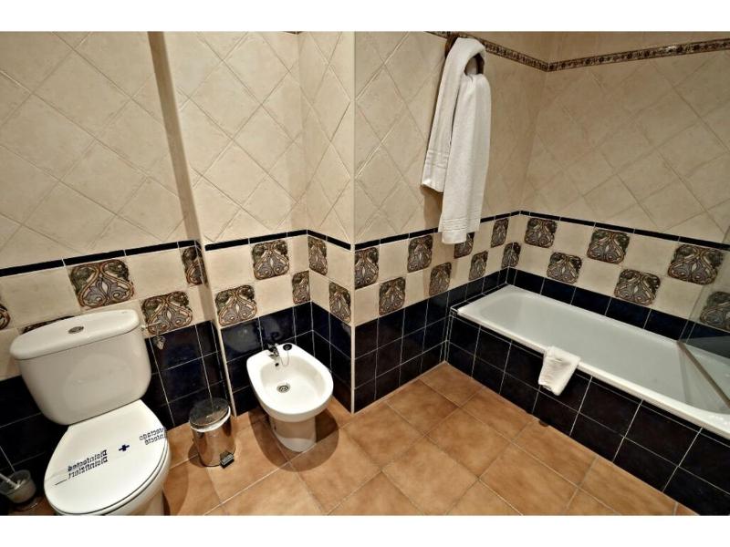 Triple Room with Private Bathroom image 3
