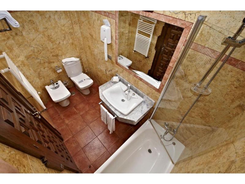 Triple Room with Private Bathroom image 2