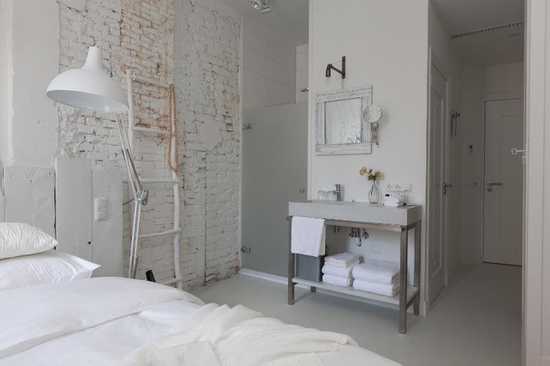 Large Double Room image 3