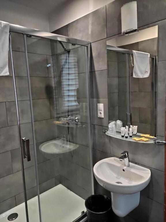 Twin Room image 2