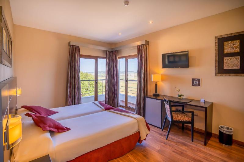 Triple Deluxe Room (3 adults) image 1