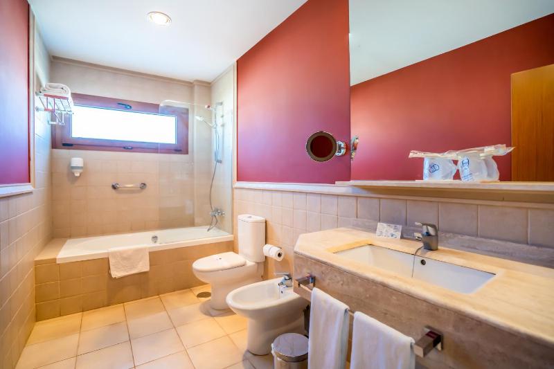 Triple Deluxe Room (3 adults) image 2