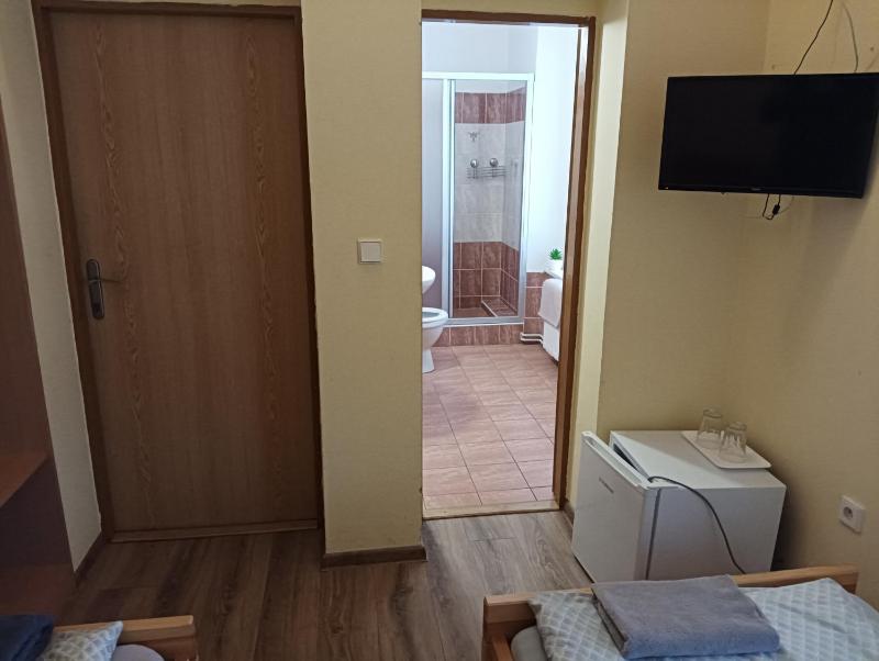 Twin Room image 4