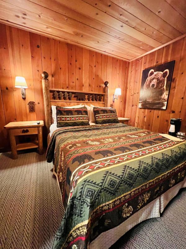 Queen Studio - Rustic Retreat image 2