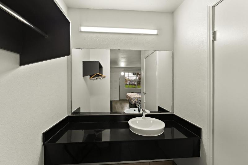 King Room - Disability Access/Non-Smoking image 4