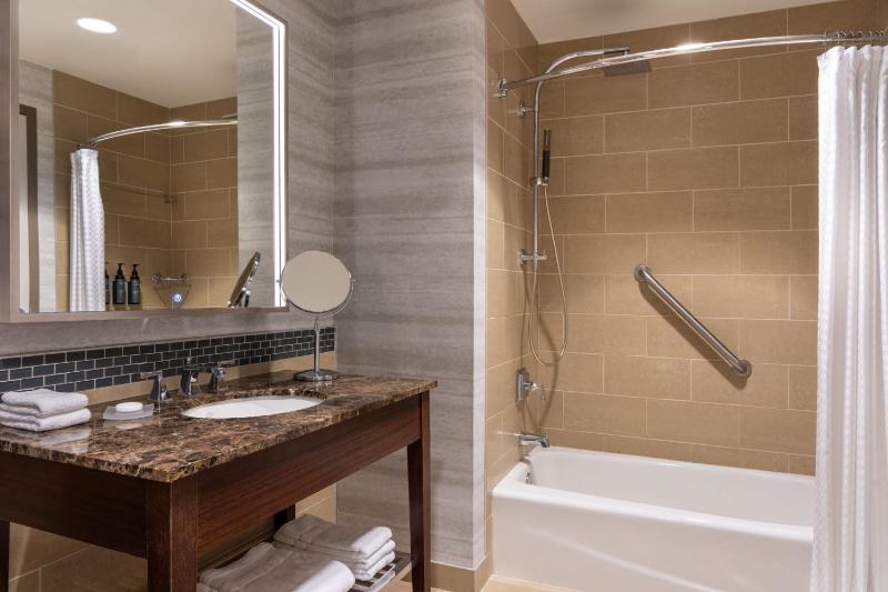 Deluxe King, Guest room, 1 King image 3