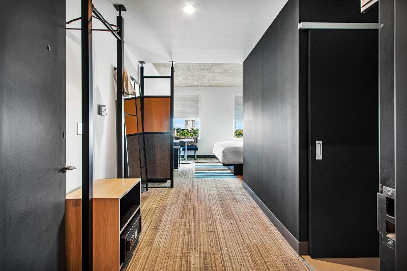 Guest room, 1 King, City view image 3