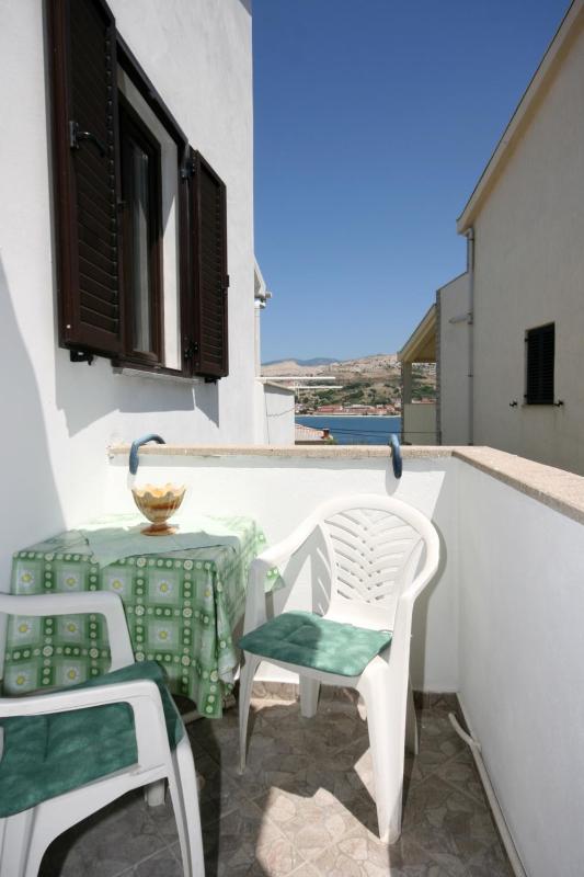 Zero-Bedroom Studio with Balcony and Sea View image 3