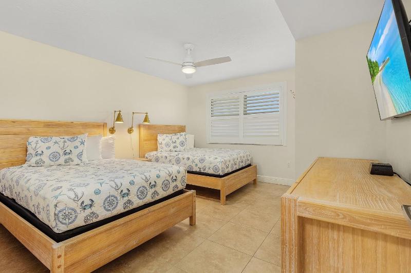 Beautiful Penthouse Condo - Corner Unit! condo - image 4