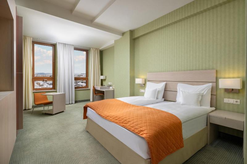 Standard King Room image 3