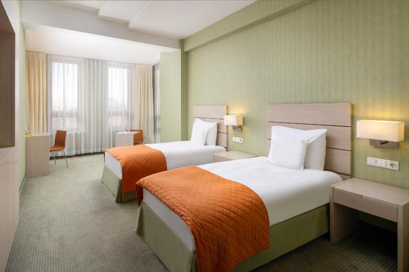 Standard Twin Room image 1