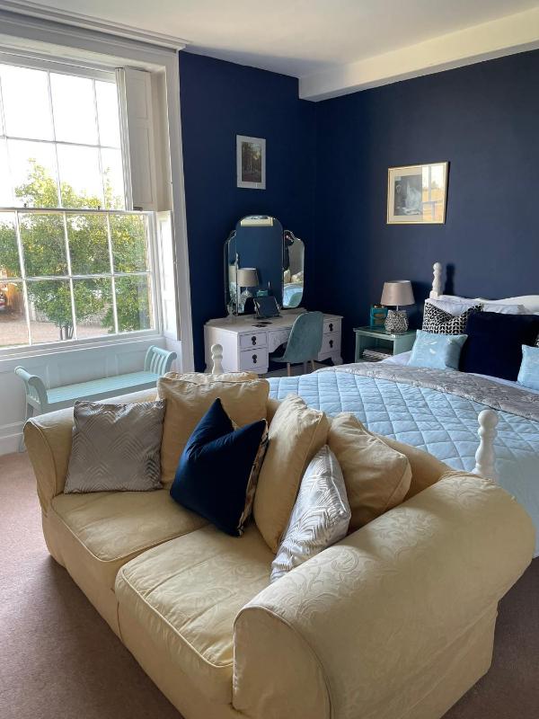 King Room with Garden View image 3