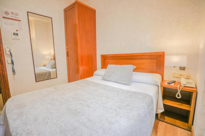Small Double Room image 4