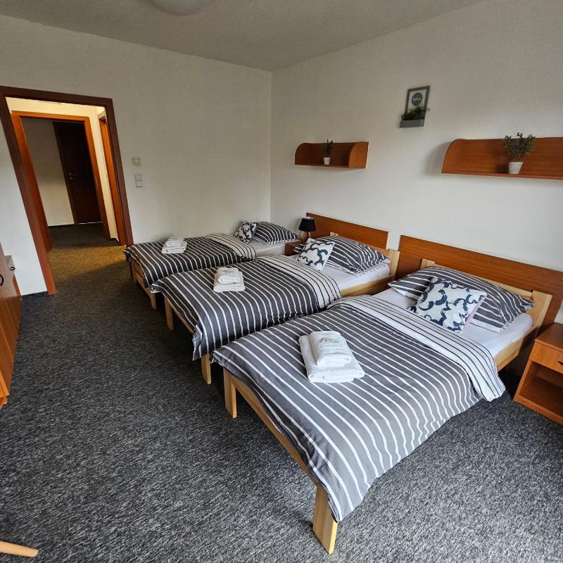 Twin Room with Balcony image 4