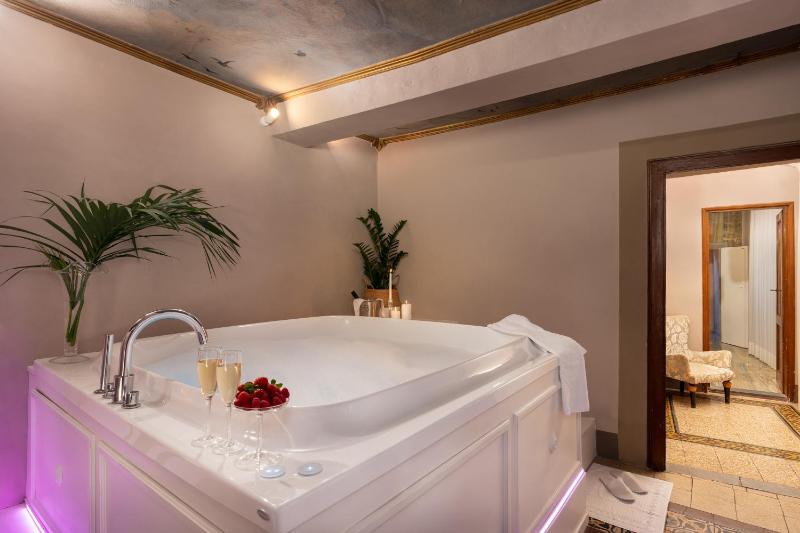 Queen Suite with Spa Bath image 3