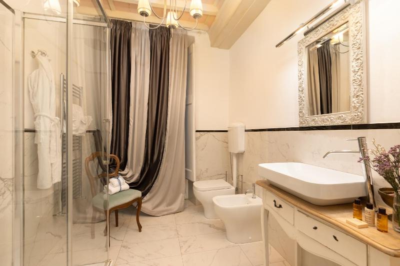 Deluxe Suite image 4