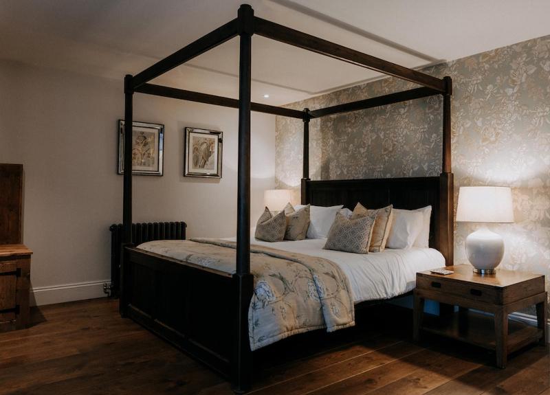 Superior King Room image 4