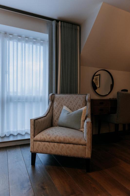 Superior King Room image 3