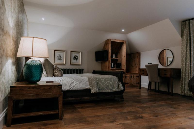 Superior King Room image 4