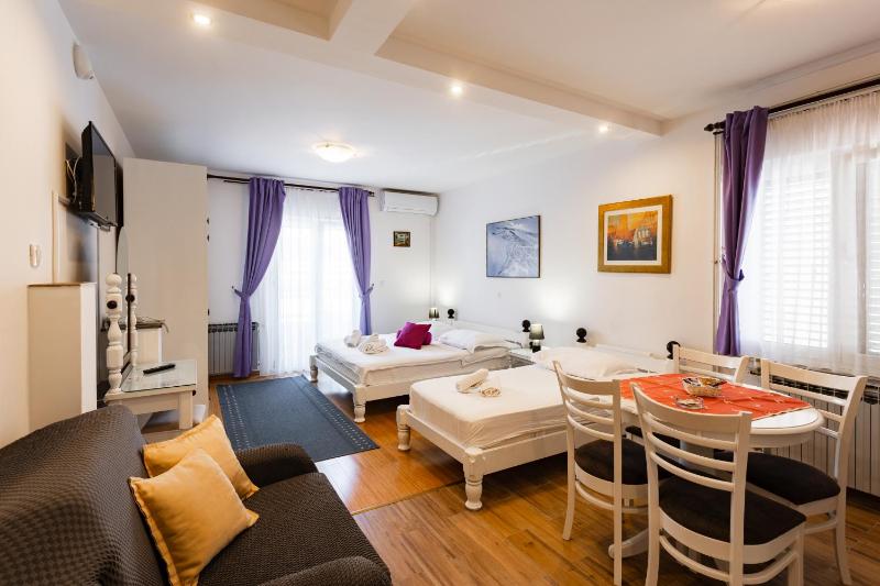 Studio Apartment with Balcony and Garden View image 4