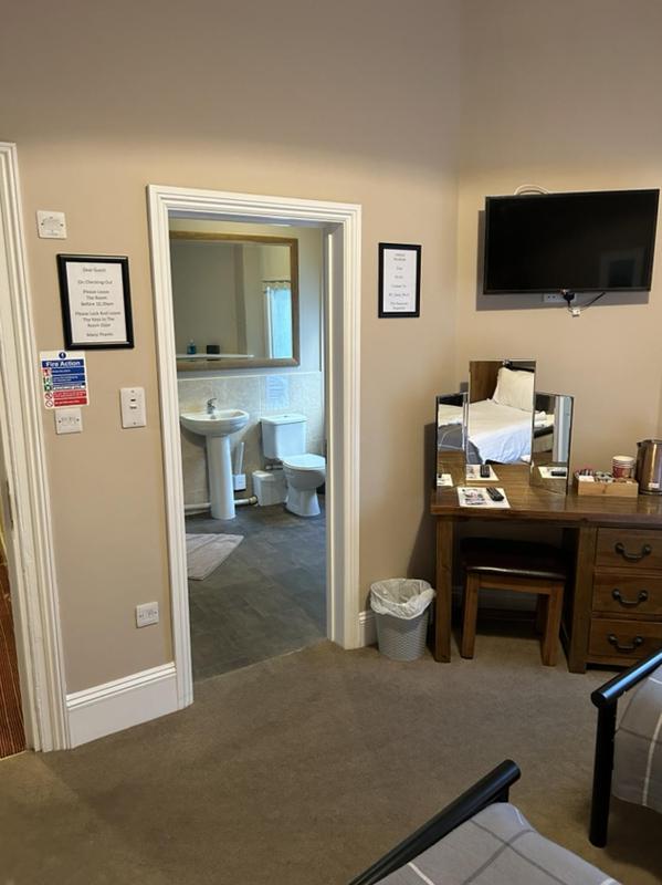 Twin Room image 3