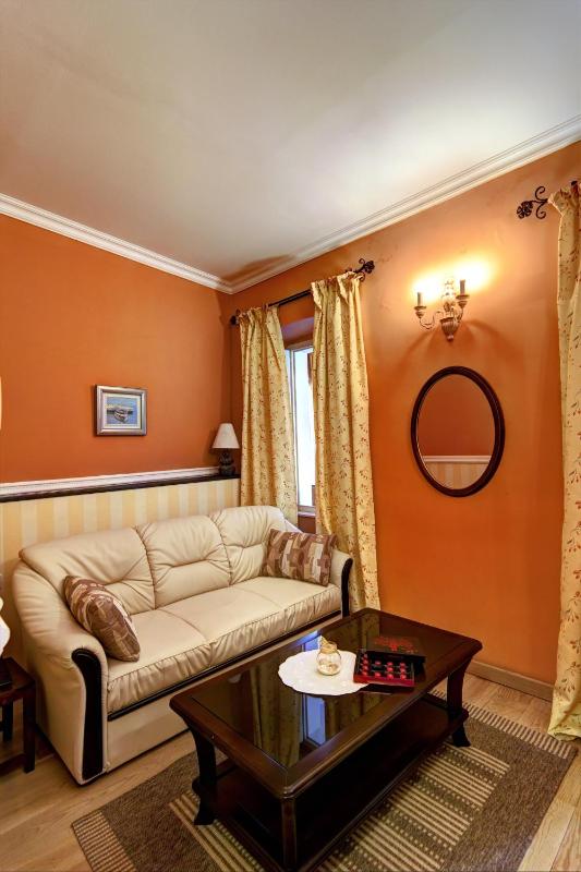 Family Room (4 Adults) image 2