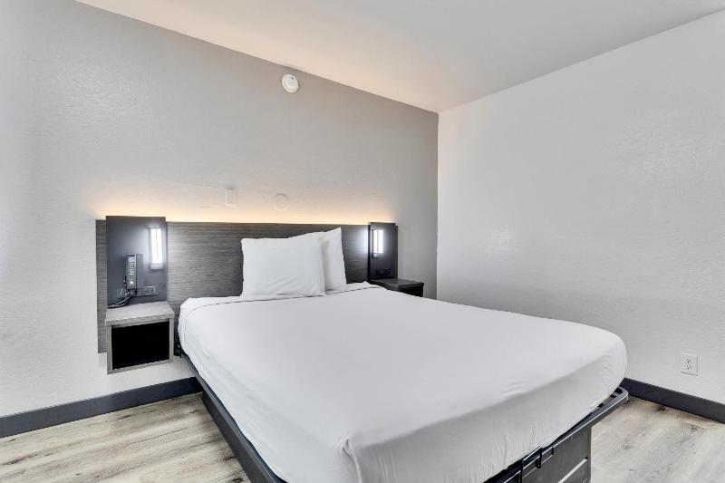 Motel 6 Austin TX - Airport - South - image 3