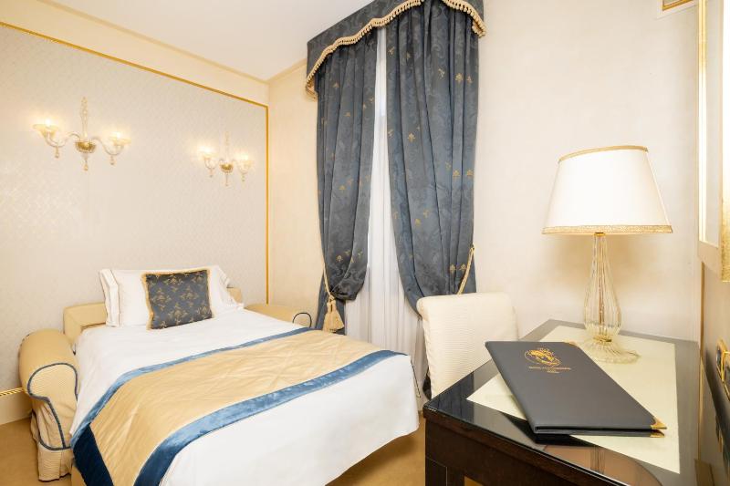 Deluxe Triple Room image 4