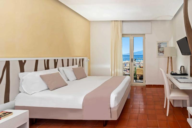 Superior Double or Twin Room with Sea View image 3
