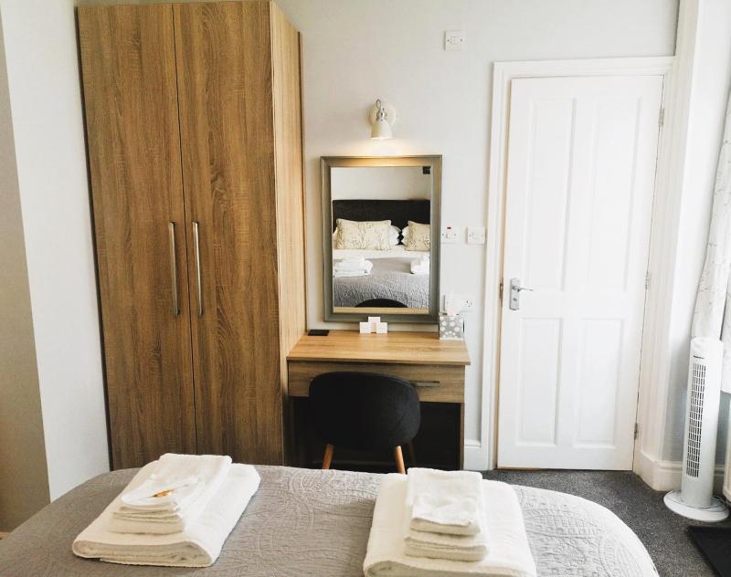 Small Double Room image 3