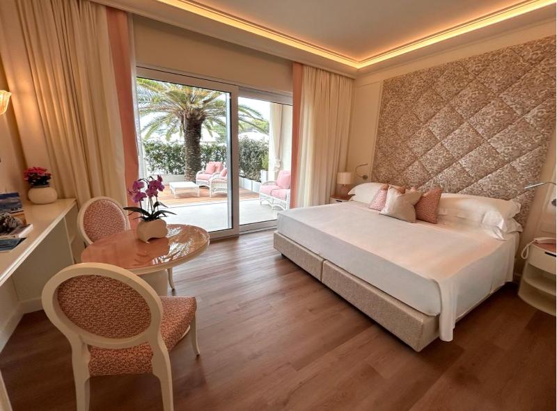 Riviera Resort Hotel - image 20